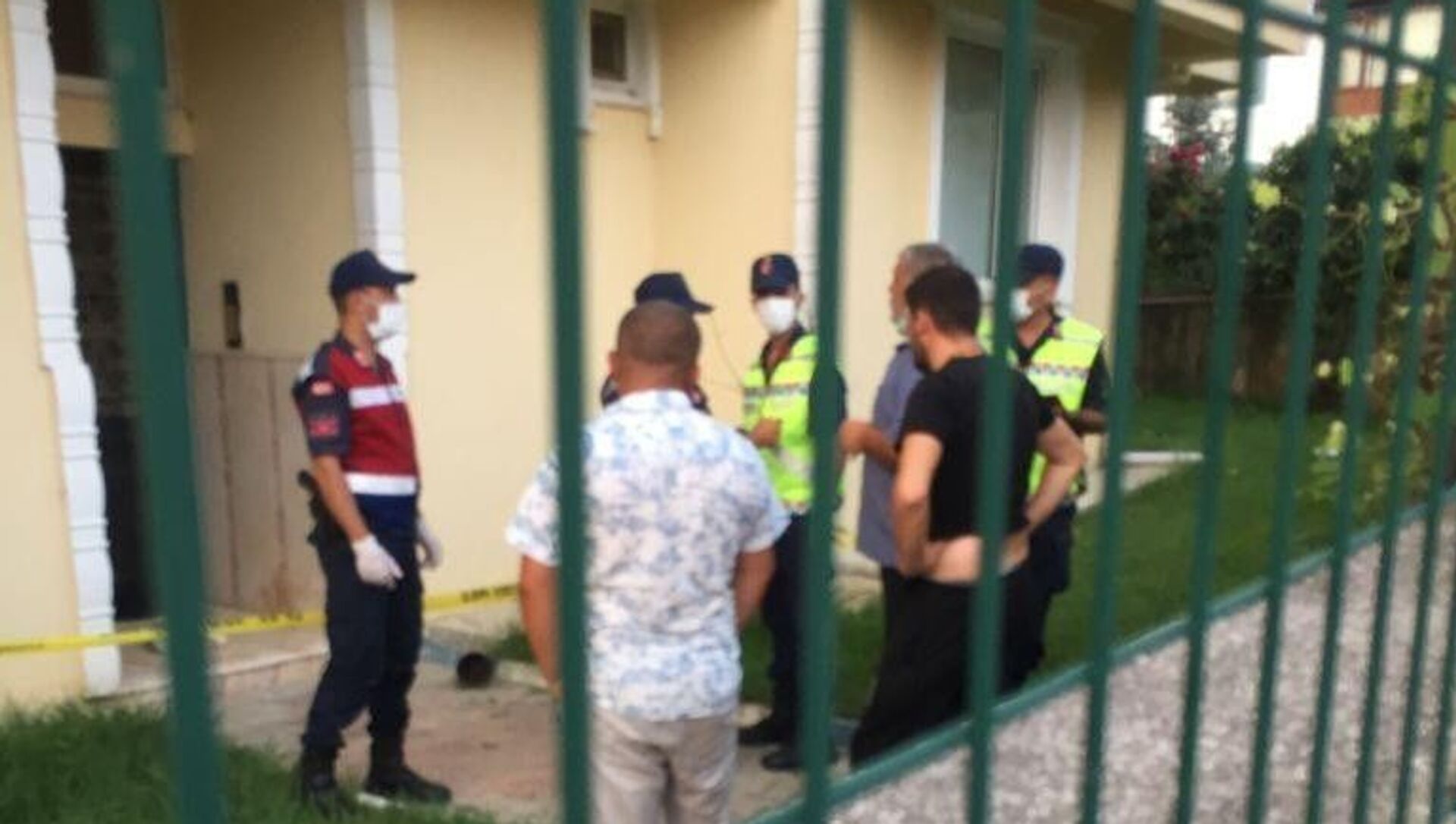 Yalova'nın Çınarcık ilçesinde komşularıyla kavga eden ve beylik tabancasıyla 1 kişiyi öldürüp, 2 kişiyi yaraladıktan sonra intihar eden emekli albayın gürültü meselesi yüzünden cinnet getirdiği öğrenildi. - Sputnik Türkiye, 1920, 07.07.2021