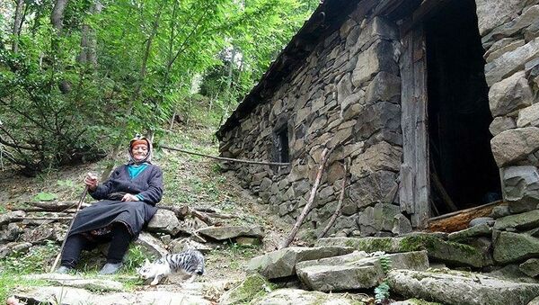 Trabzon'da bir 'yalnızlık öyküsü': 37 yıldır tek başına yaşayan 'Robinson Nine' - Sputnik Türkiye