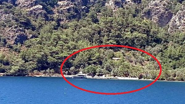 Komedyen Şahan Gökbakar'ın villasının bulunduğu koydaki kaçak iskele iddiasına inceleme - Sputnik Türkiye