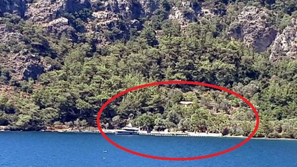 Komedyen Şahan Gökbakar'ın villasının bulunduğu koydaki kaçak iskele iddiasına inceleme - Sputnik Türkiye