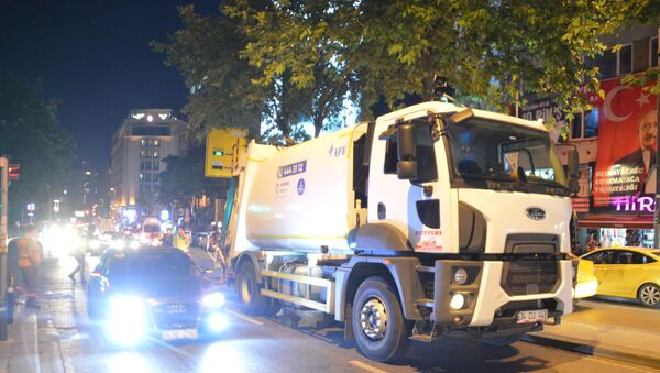 İşitme engelli scooter sürücüsü, çöp kamyonunun altında kalarak hayatını kaybetti - Sputnik Türkiye
