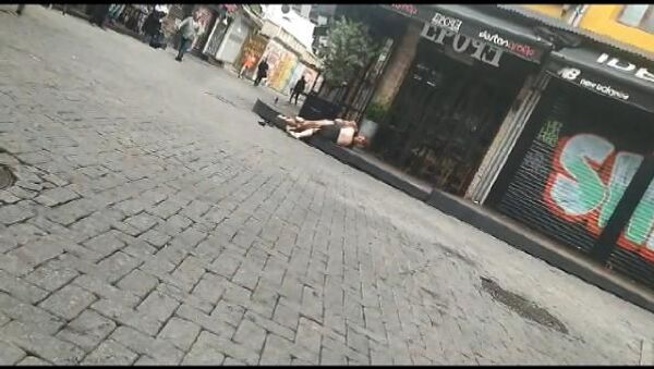 Beşiktaş'ta iki turist, sokak ortasında yarı çıplak kavga etti - Sputnik Türkiye