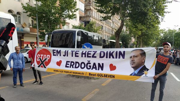 Cumhurbaşkanı Recep Tayyip Erdoğan’nın Diyarbakır ziyareti sırasında açılan destek pankartı ilgi çekti. - Sputnik Türkiye