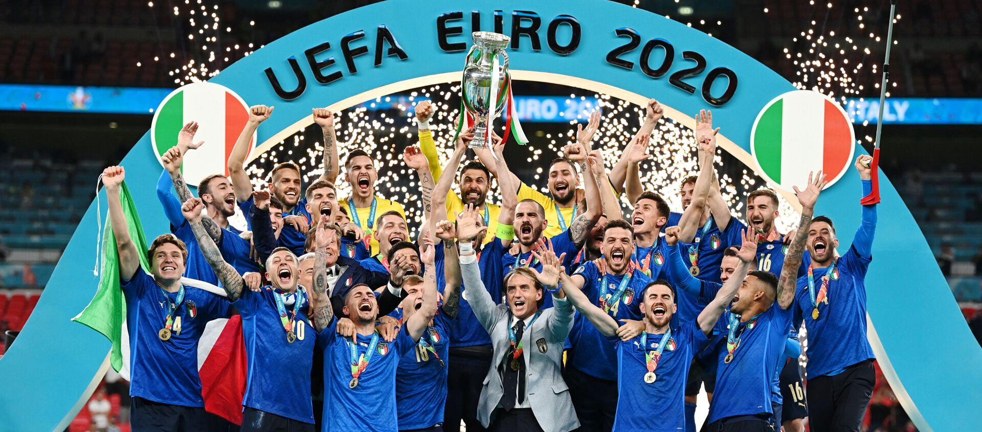 2020 Avrupa Futbol Şampiyonası'nın (EURO 2020) normal süresi ve uzatmaları 1-1 tamamlanan final maçında İngiltere'ye penaltılarda 3-2 üstünlük sağlayan İtalya, kupanın sahibi oldu. - Sputnik Türkiye, 1920, 11.07.2021