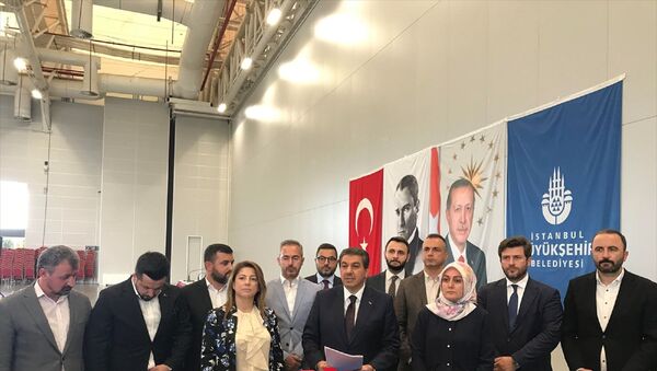 İstanbul Büyükşehir Belediye (İBB) Meclisi AK Parti Grup Başkanvekili Tevfik Göksu, grup toplantısı sonrası meclis üyeleriyle birlikte gündeme ilişkin basın toplantısı düzenledi. - Sputnik Türkiye