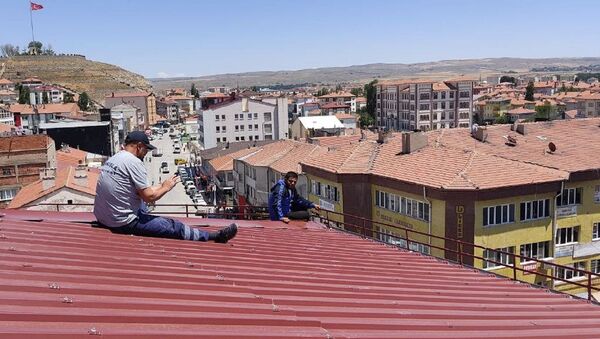 Sivas’ın Şarkışla ilçesinde çatıya çıkarak intihar girişiminde bulunan genci ilçenin belediye başkanı ikna etti. - Sputnik Türkiye