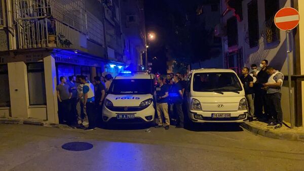 Bursa'da rehine krizi: Kız kardeşlerini rehin aldı, polise ateş açtı    - Sputnik Türkiye