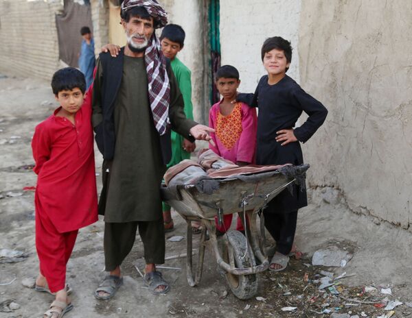 ABD, Afganistan’dan çekilme sürecini hızlandırarak önümüzdeki ay sonunda tamamlamayı hedeflerken, Birleşmiş Milletler (BM) verilerine göre Taliban saldırıları nedeniyle yılbaşından bu yana 223 bin Afgan evlerini terk etmek zorunda kaldı, bu sayı sadece geçen hafta 56 binin üzerindeydi.

Fotoğrafta: Taliban saldırılarının mağdurları için başkent Kabil'de kurulan geçici mülteci kampına sığınan Afganlılar
 - Sputnik Türkiye