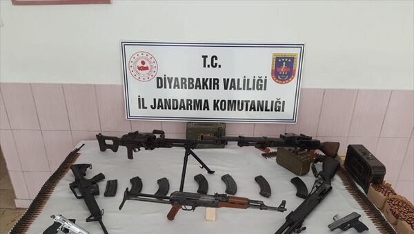 Diyarbakır'da tabutta ve eski okul binasında 7 silah ile mühimmat ele geçirildi. - Sputnik Türkiye