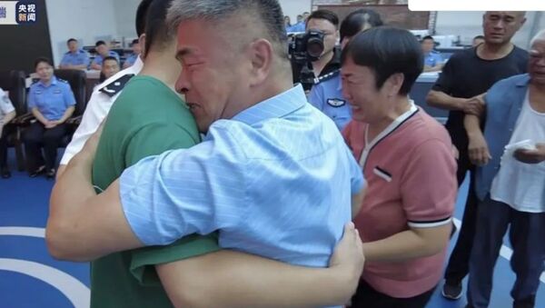 Çin'de oğlunu aramak için motosikletle 500 bin kilometre yol kateden baba, 24 yıl sonra oğluna kavuştu. - Sputnik Türkiye