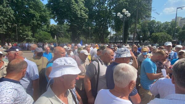 Ukrayna'da parlamento binasının önünde asker emeklileri ve güvenlik güçleri arasında arbede yaşandı - Sputnik Türkiye