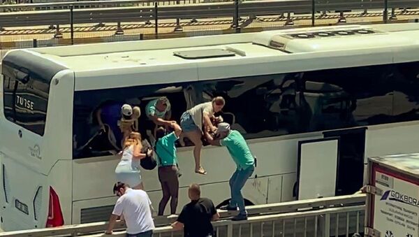 Kaza yapan otobüsün kapıları açılmayınca, turistler camları kırıp otobüsten atladı  - Sputnik Türkiye