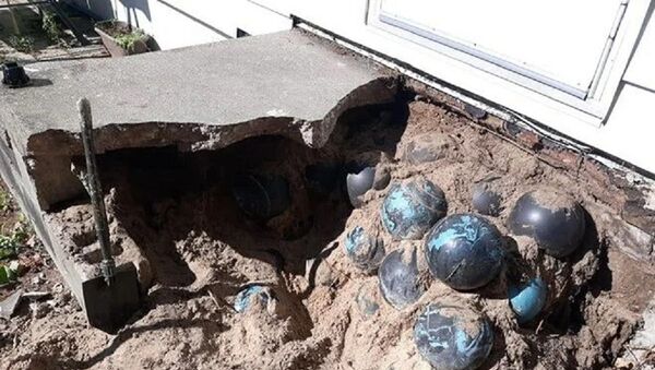 Evinin merdivenlerinin altında gömülü 160 adet bowling topu buldu - Sputnik Türkiye