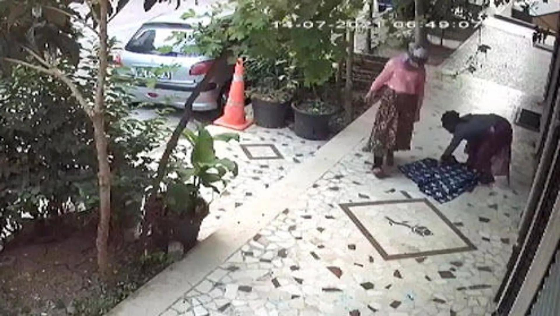 At arabalı kadınların rögar kapağı hırsızlığı kamerada