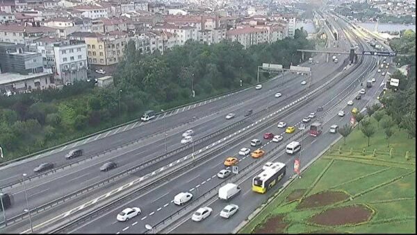 Haliç Köprüsü'nde kazayı gören sürücüler yolda geri geri gidip trafik oluşturdular - Sputnik Türkiye