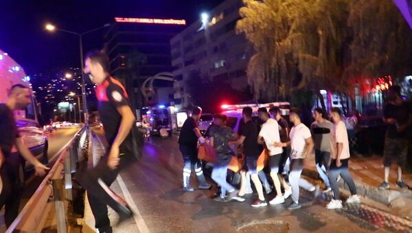 İzmir'in Bayraklı ilçesinde, iki grup arasında omuz atma yüzünden çıkan bıçaklı kavgada 1 kişi hayatını kaybederken, 2'si ağır, 3 kişi yaralandı. Olay sonrası kaçan 5 şüpheli, kısa süre sonra polis ekipleri tarafından yakalanarak gözaltına alındı. - Sputnik Türkiye