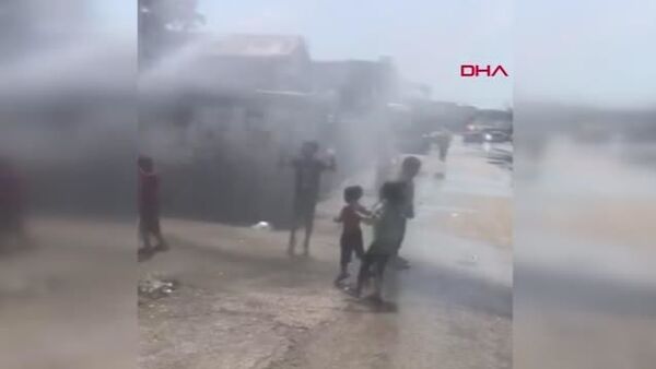 Adana'da sıcaklardan bunalan çocuklar arazözden sıkılan tazyikli su ile serinledi - Sputnik Türkiye