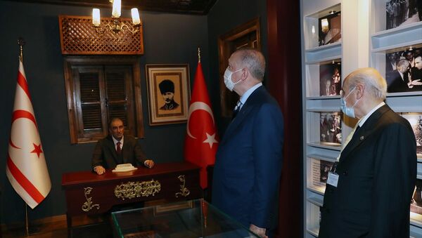 Cumhurbaşkanı Erdoğan ve Bahçeli'den Türkeş'in doğduğu eve ziyaret - Sputnik Türkiye