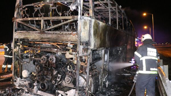 Aksaray'da yolcu otobüsü seyir halinde yanmaya başladı - Sputnik Türkiye