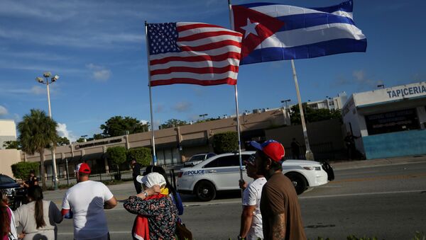 Küba'daki protestolara destek için ABD'nin Florida eyaletinin Miami kentinde ABD ve Küba bayraklarıyla yürüyen Kübalı göçmenler - Sputnik Türkiye