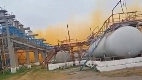 Ukrayna’da azot fabrikasında patlama: Gökyüzü turuncu dumanla kaplandı - Sputnik Türkiye