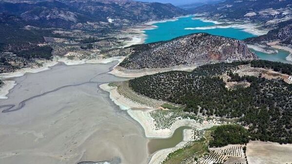 Aydın'ın Bozdoğan ilçesinde sulama ve enerji üretimi amaçlı kullanılan Kemer Barajı, bölgedeki yaklaşık 250 bin dekar alanın sulanmasına katkı sağlıyor. Barajdaki doluluk oranı geçen yıl yüzde 58 iken bu yıl yağışların yetersizliği ve yaşanan kuraklık nedeniyle yüzde 20'ye geriledi.
 - Sputnik Türkiye