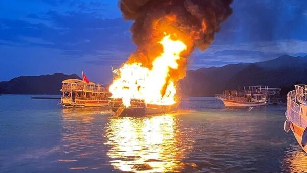 Antalya’nın Demre ilçesinde, 17 metrelik bir tur teknesi alev alev yandı - Sputnik Türkiye