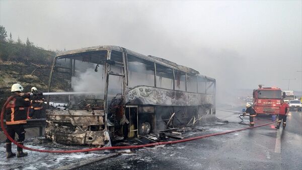 Mersin'de seyir halindeki yolcu otobüsü yandı - Sputnik Türkiye