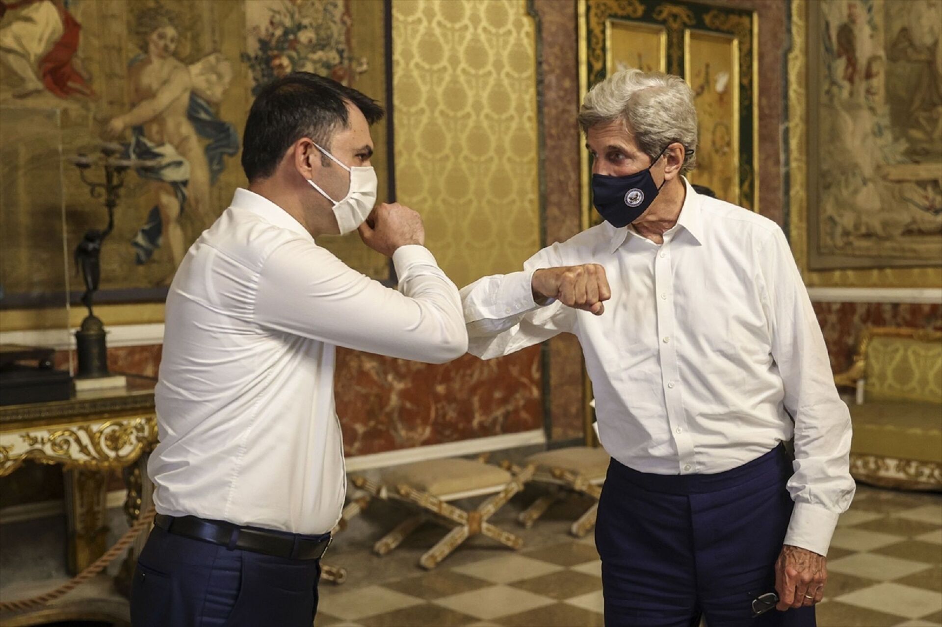Çevre ve Şehricilik Bakanı Murat Kurum (solda), İtalya'nın Napoli Kentindeki G20 Çevre ile İklim ve Enerji Bakanları Toplantısının yapıldığı Tarihi Palazzo Reale Sarayı'nda (Kraliyet Sarayı) ABD İklim Müzakerecisi John Kerry (sağda) ile bir araya geldi. - Sputnik Türkiye, 1920, 10.08.2021