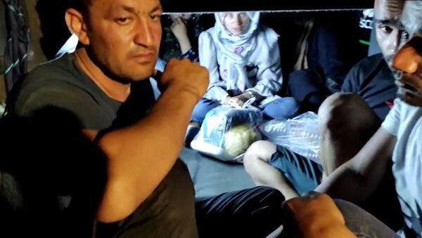 Gaziantep’te otoyolda mola veren bir otobüste arama yapan jandarma ekipleri 11 Afganistan uyruklu sığınmacıları otobüsün bagajında yakaladı. - Sputnik Türkiye