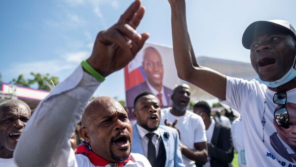 Haiti'nin suikast sonucu hayatını kaybeden Devlet Başkanı Jovenel Moise için yoğun protestolar arasında cenaze töreni düzenlendi. - Sputnik Türkiye