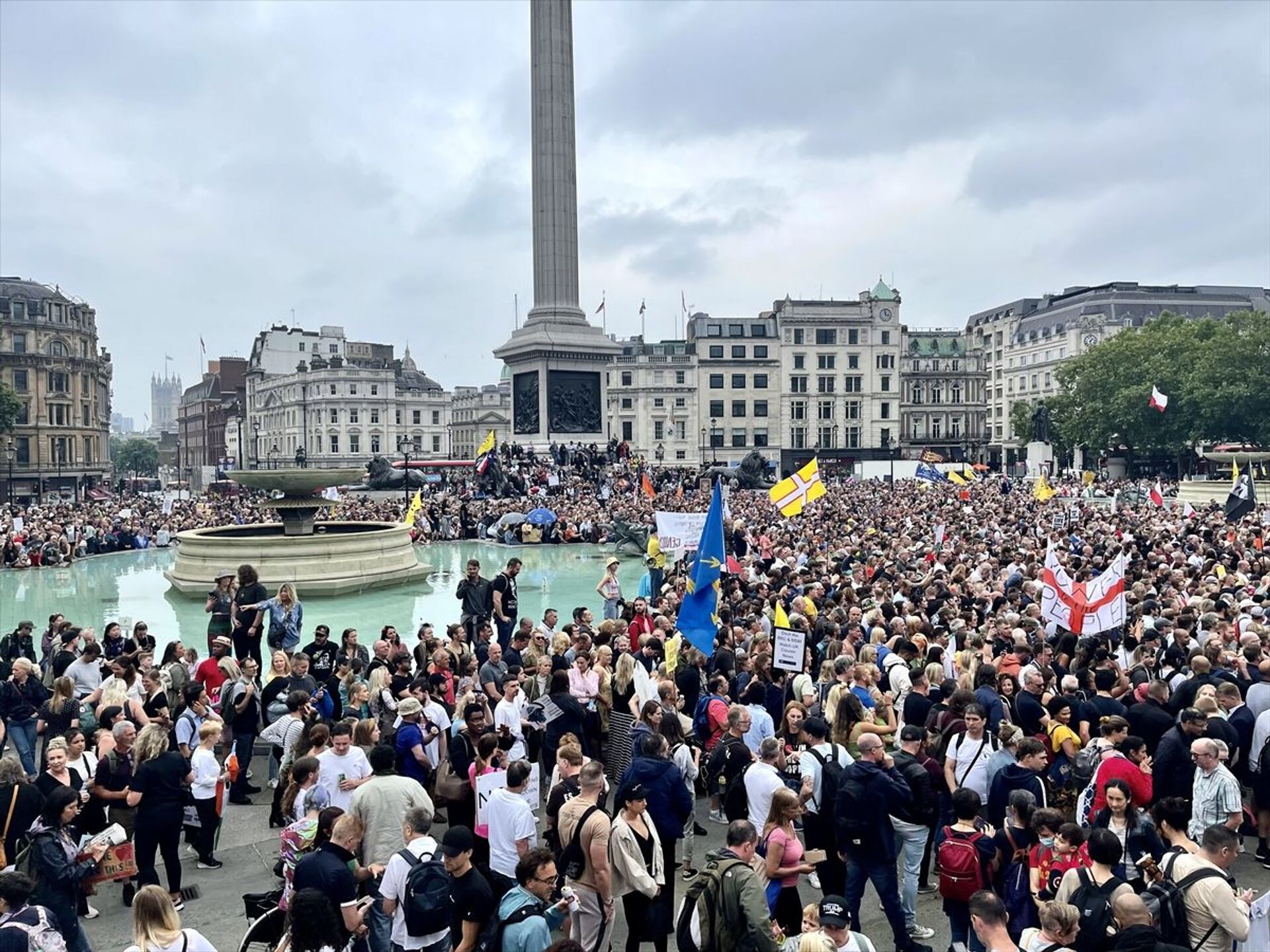 Trafalgar Meydanı'nda toplanan kalabalık kısıtlamaları protesto etti - Sputnik Türkiye, 1920, 10.08.2021