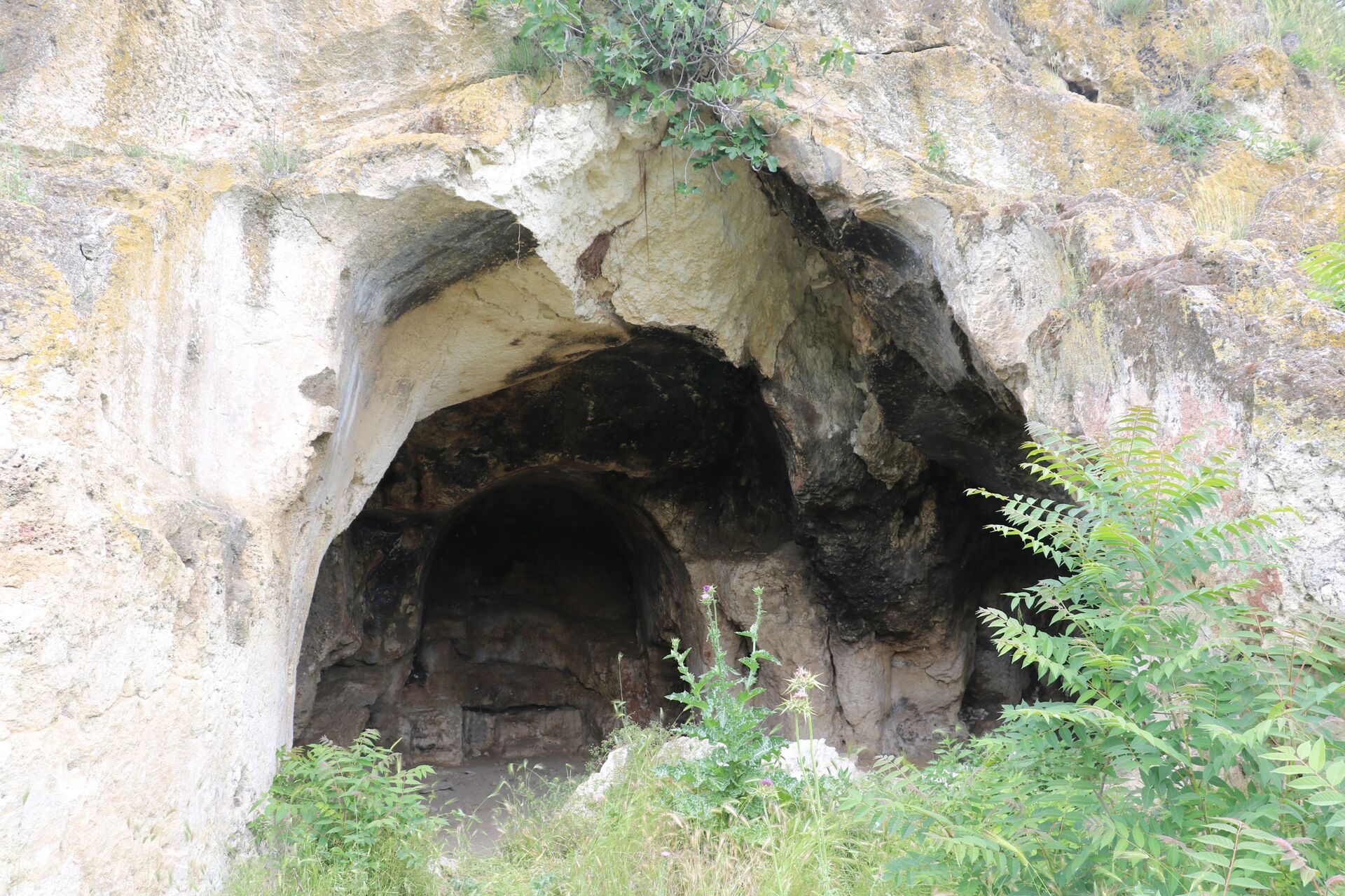 Beksaç, Sinanköy’deki mağaralarda Osmanlı dönemine ait su şebekesinin bulunduğunu ve Osmanlı döneminden önce de su şebekesinin devam ettiğini belirtti. - Sputnik Türkiye, 1920, 10.08.2021