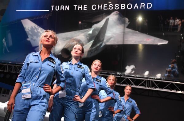 Tanıtımı ilk defa MAKS-2021’de yapılan savaş araçlarının en dikkat çekeni, İngilizcede ‘mat etmek’ anlamına gelen ‘Checkmate’ adını alan beşinci nesil tek motorlu savaş uçağıydı.  - Sputnik Türkiye