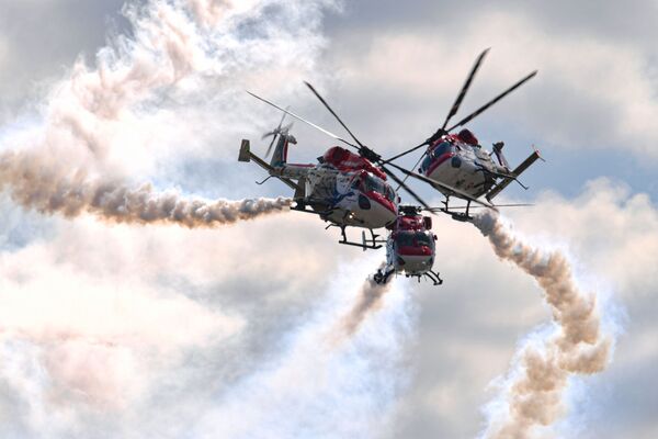 Uçuş programına katılanlar arasında Indian Air Force helicopter mürettebatı da vardı. - Sputnik Türkiye