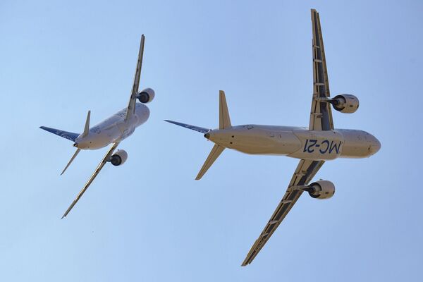 MS-21-300 ve MS-21-310 yolcu uçakları. Toplamda fuarın uçuş programına 80 adet uçak ve helikopter katıldı. - Sputnik Türkiye