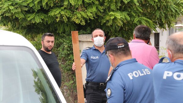 Sırasını beklemesini söyleyen doktora çivili tahtayla saldırdı - Sputnik Türkiye