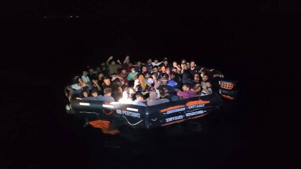 İzmir açıklarında 456 düzensiz göçmen kurtarıldı - Sputnik Türkiye