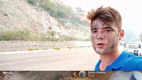 Marmaris ilçesinde çıkan orman yangınını söndürme çalışmalarına katılan Şahin Akdemir’in bugün hayatını kaybetmeden önce yangında çektiği son görüntüler ortaya çıktı - Sputnik Türkiye