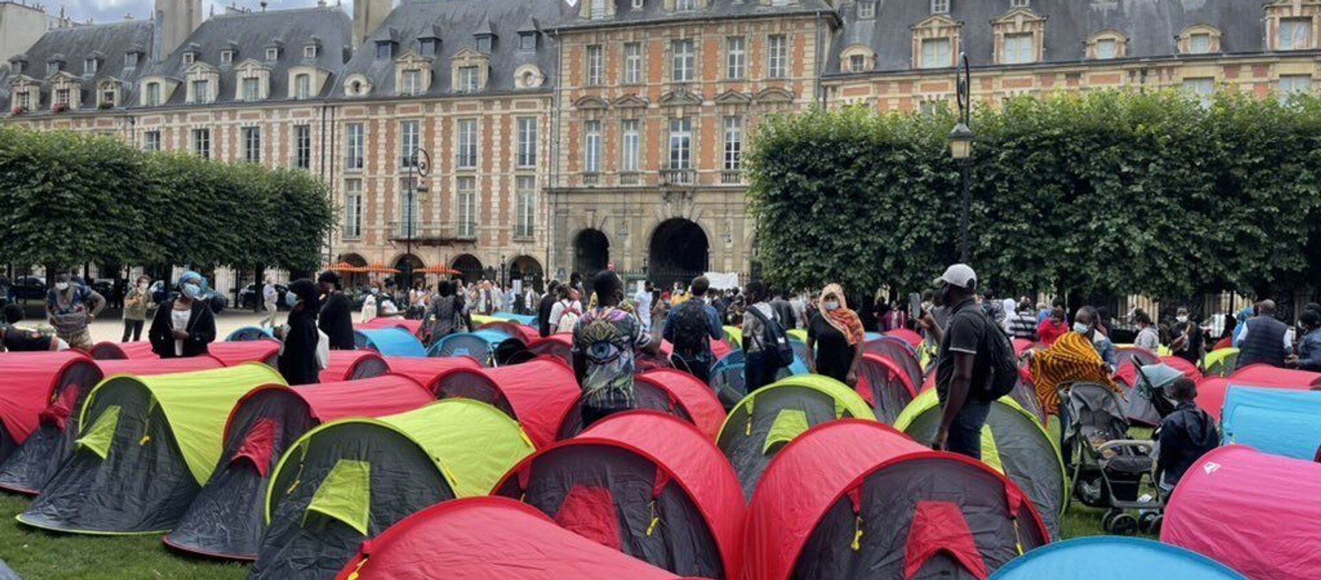 Fransa’nın başkenti Paris’teki turistik alanlardan Vosges Meydanında 400 kadar evsiz, 'onurlu barınma' isteğiyle çadır kurdu. - Sputnik Türkiye, 1920, 30.07.2021