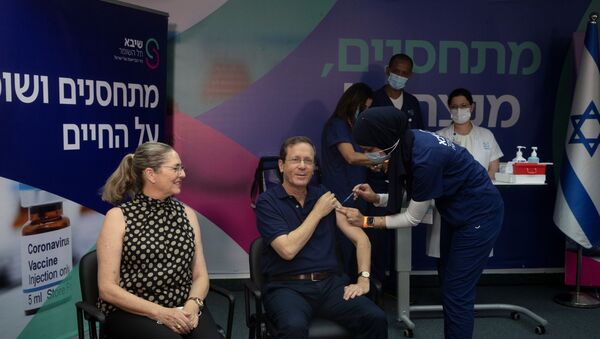 Koronavirüsün Delta varyantına karşı üçüncü doz aşı kampanyası başlatan İsrail'de üçüncü dozu ilk yaptıran Cumhurbaşkanı Isaac Herzog oldu. - Sputnik Türkiye