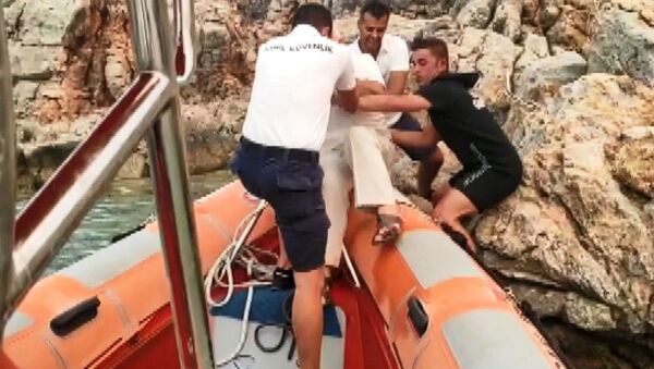  Kayalıklara sığınan yaşlı adamı, Sahil Güvenlik kurtardı - Sputnik Türkiye