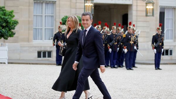 Fransa İçişleri Bakanı Gerald Darmanin ile eşi, Elysee Sarayı'na girerken - Sputnik Türkiye
