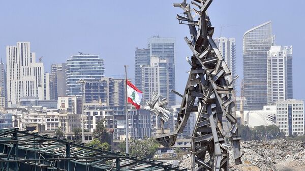 Beyrut Limanı'nda bir yıl önce meydana gelen patlamanın metal kalıntılarından anıt inşa edildi - Sputnik Türkiye