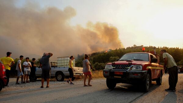 Rodos Adası orman yangını nedeniyle elektriksiz ve susuz kaldı - Sputnik Türkiye