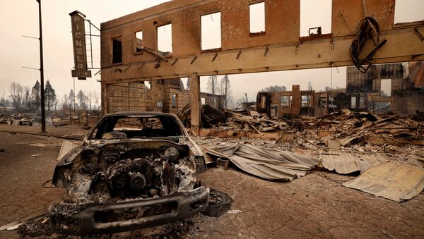 ABD'nin Kaliforniya eyaletinde yaklaşık 3 haftadır devam eden orman yangını tarihi bir kasabayı küle çevirdi. - Sputnik Türkiye
