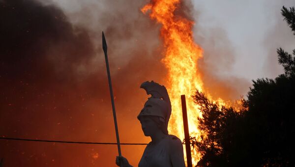  Tanrıça Athena heykeline adını verdiği Atina'nın Varympompi banliyösünde çıkan orman yangınının alevleri yaklaşırken - Sputnik Türkiye