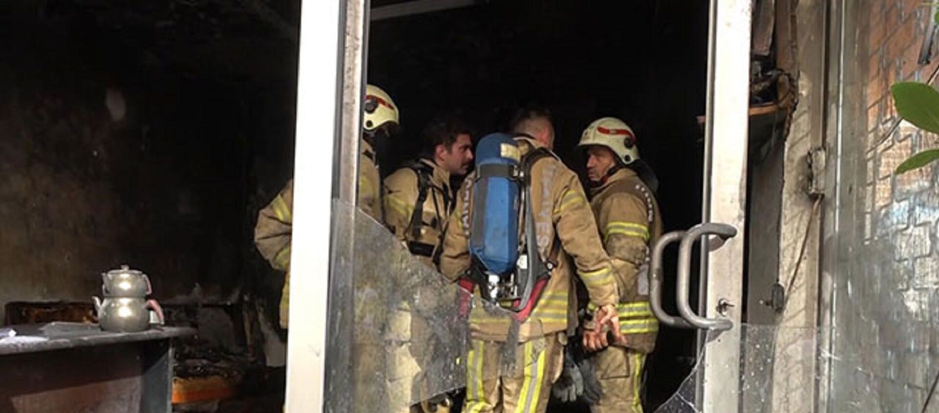 İstanbul Sultangazi'de araç kiralama şirketi görünen ancak korsan taksi durağı olarak işletildiği belirtilen iş yeri kimliği belirsiz kişiler tarafından ateşe verildi.  - Sputnik Türkiye, 1920, 07.08.2021