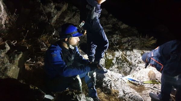 Karaman'da araştırma yapmak için girdiği mağarada mahsur kalan gazeteci, AFAD ekiplerince 8 saat sonra kurtarıldı. - Sputnik Türkiye