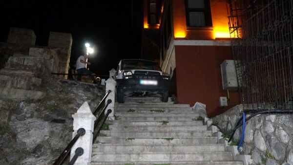 Aracıyla merdivenden inmek isteyen sürücü, Bursa - Sputnik Türkiye